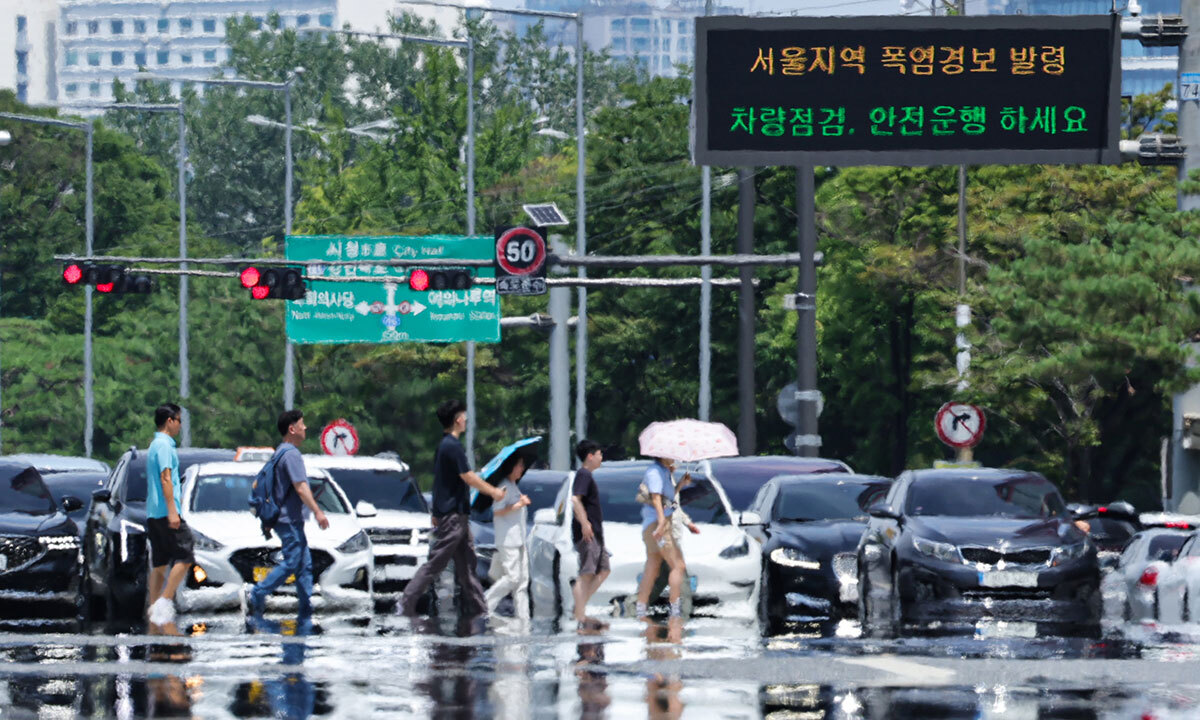 전국이 펄펄… 포항·경산 첫 폭염중대경보 서울 한낮 기온이 35도까지 오른 12일 서울 영등포구 여의대로에 아지랑이가 피어오르고 있다. 이날 경북 포항·경산에는 최상위 폭염특보인 폭염중대경보가 최초로 발령됐다. 같은 날 오후 6시부터 한 단계 낮은 폭염경보로 전환됐지만, 월요일인 13일도 전국 낮 최고기온이 37도까지 오르는 등 찜통더위가 계속 이어질 것으로 전망된다. 연합뉴스