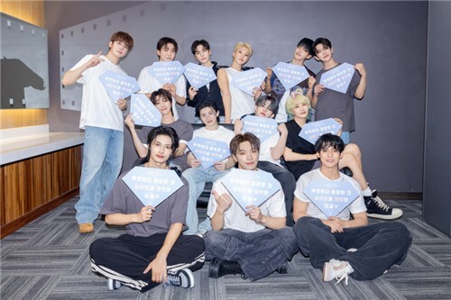 세븐틴, 13명 전원 플레디스와 두 번째 재계약…"영원에 도전"