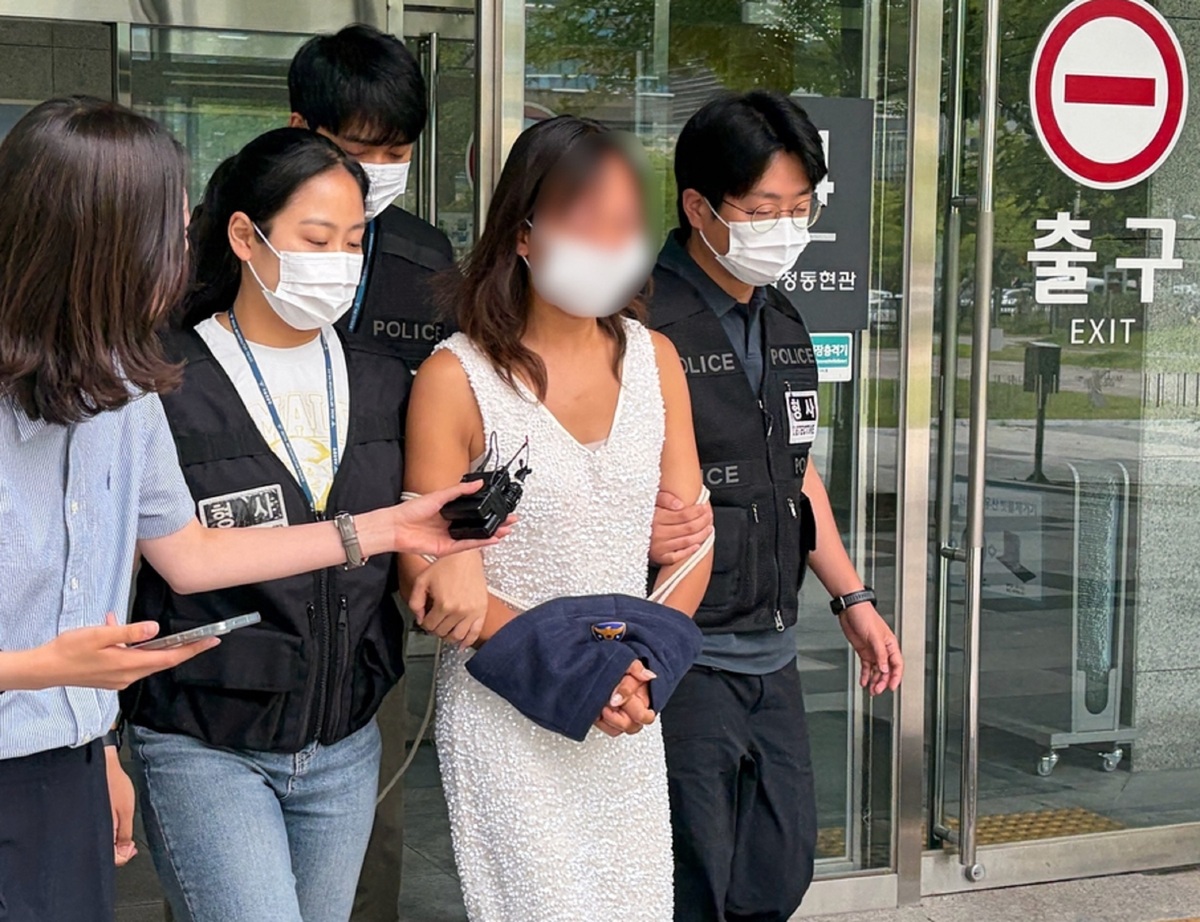 경찰에 침뱉은 ‘잠실 시위’ 40대女 “억울” 눈물에도…첫 구속기소