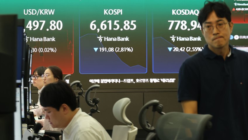 14일 서울 하나은행 본점 딜링룸에 코스피가 표시되고 있다. 연합뉴스