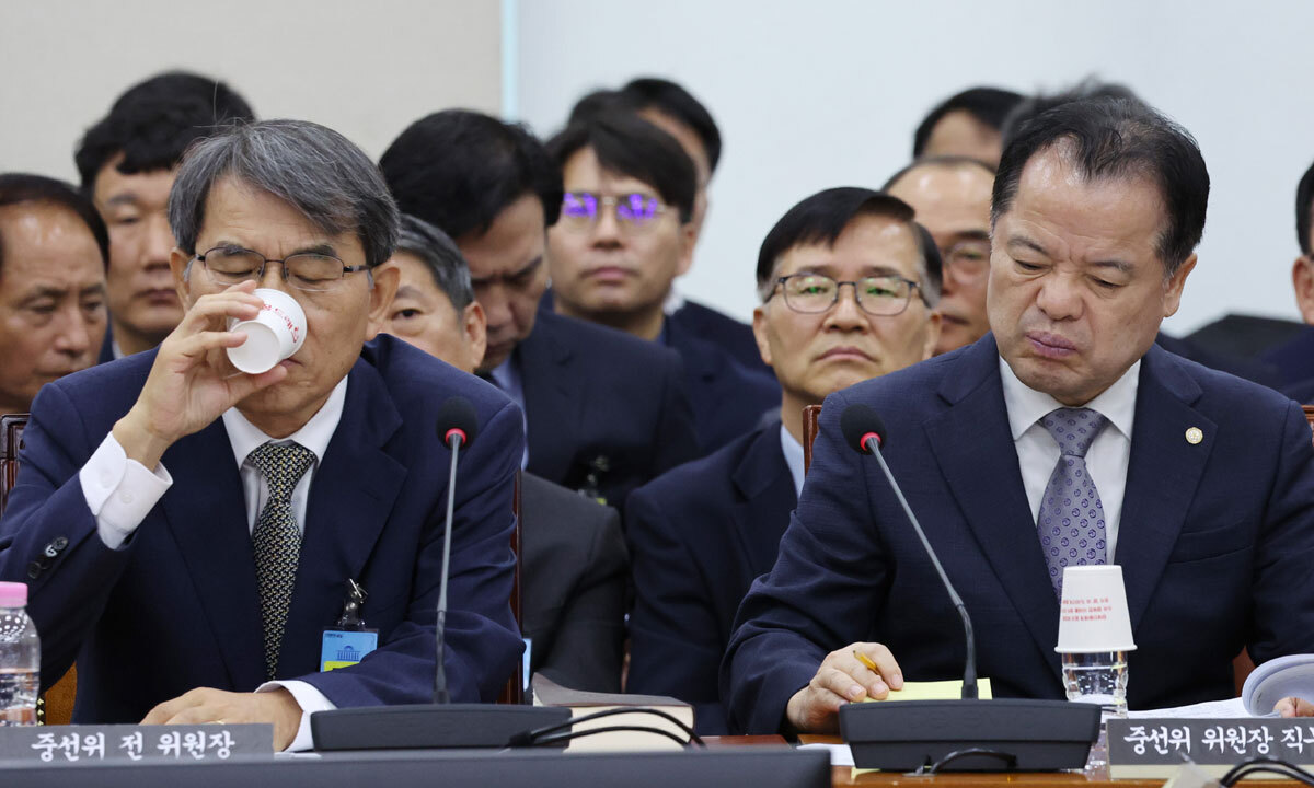 노태악 전 중앙선거관리위원장(왼쪽)이 14일 서울 여의도 국회에서 열린 ‘투표용지 부족사태 등 국민 참정권 침해 진상규명 및 선거관리 개혁을 위한 국정조사특별위원회’ 제1차 청문회에서 물을 마시고 있다. 오른쪽은 위철환 중앙선관위원장 직무대행. 허정호 선임기자