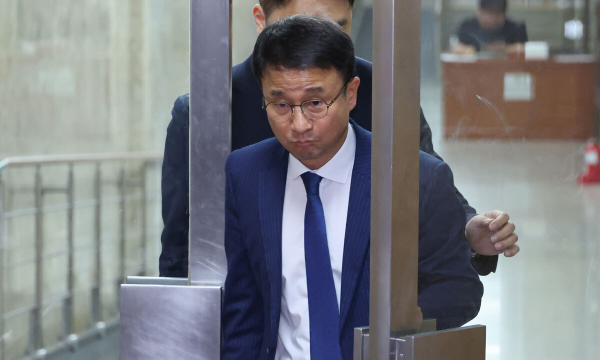 한병도 더불어민주당 당대표 직무대행 겸 원내대표가 14일 서울 여의도 국회에서 열린 의원총회를 마친 후 회의장을 나서고 있다. 뉴스1