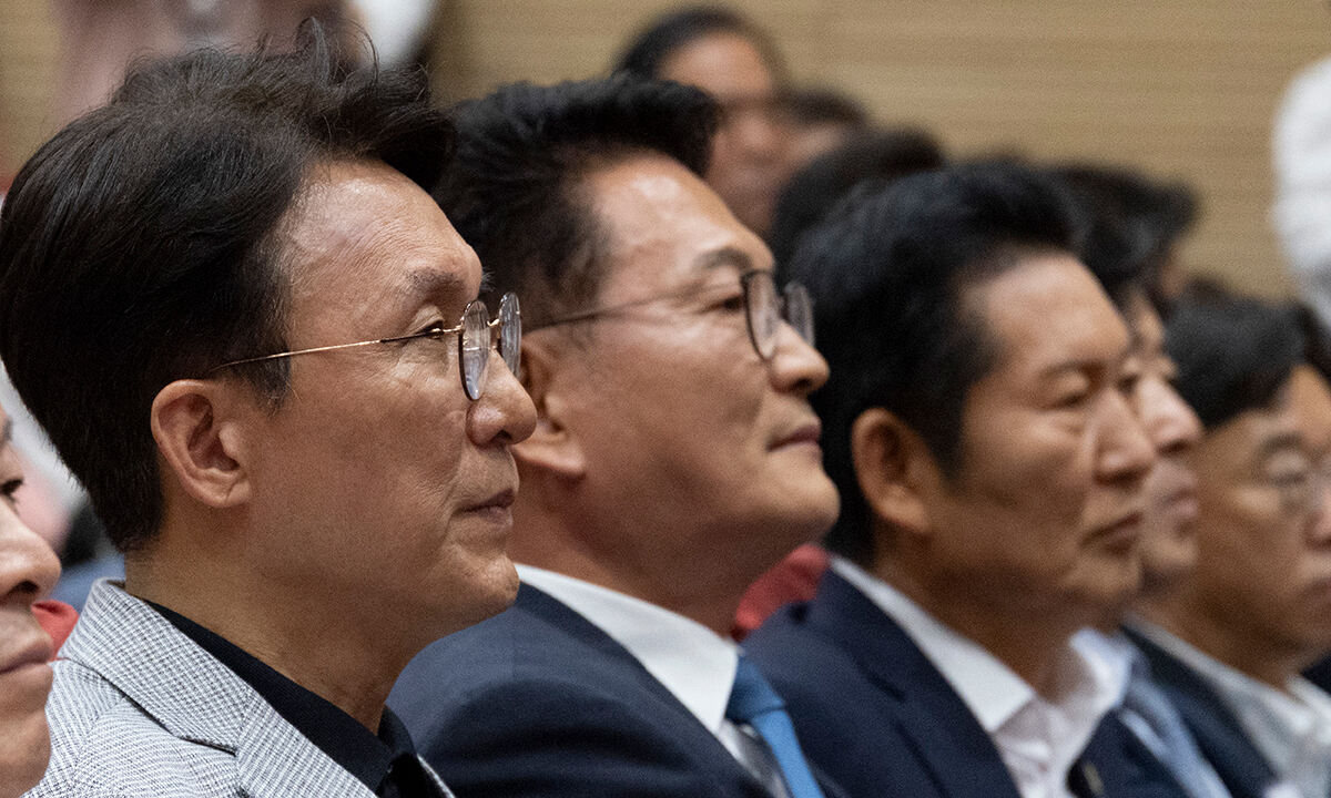 12일 국회 의원회관에서 열린 전국자치분권민주지도자회의(KLDC)에 더불어민주당 당 대표 후보 주자들이 나란히 앉아 있다. (왼쪽 부터) 김민석 전 총리, 송영길 의원, 정청래 전 대표. 연합뉴스