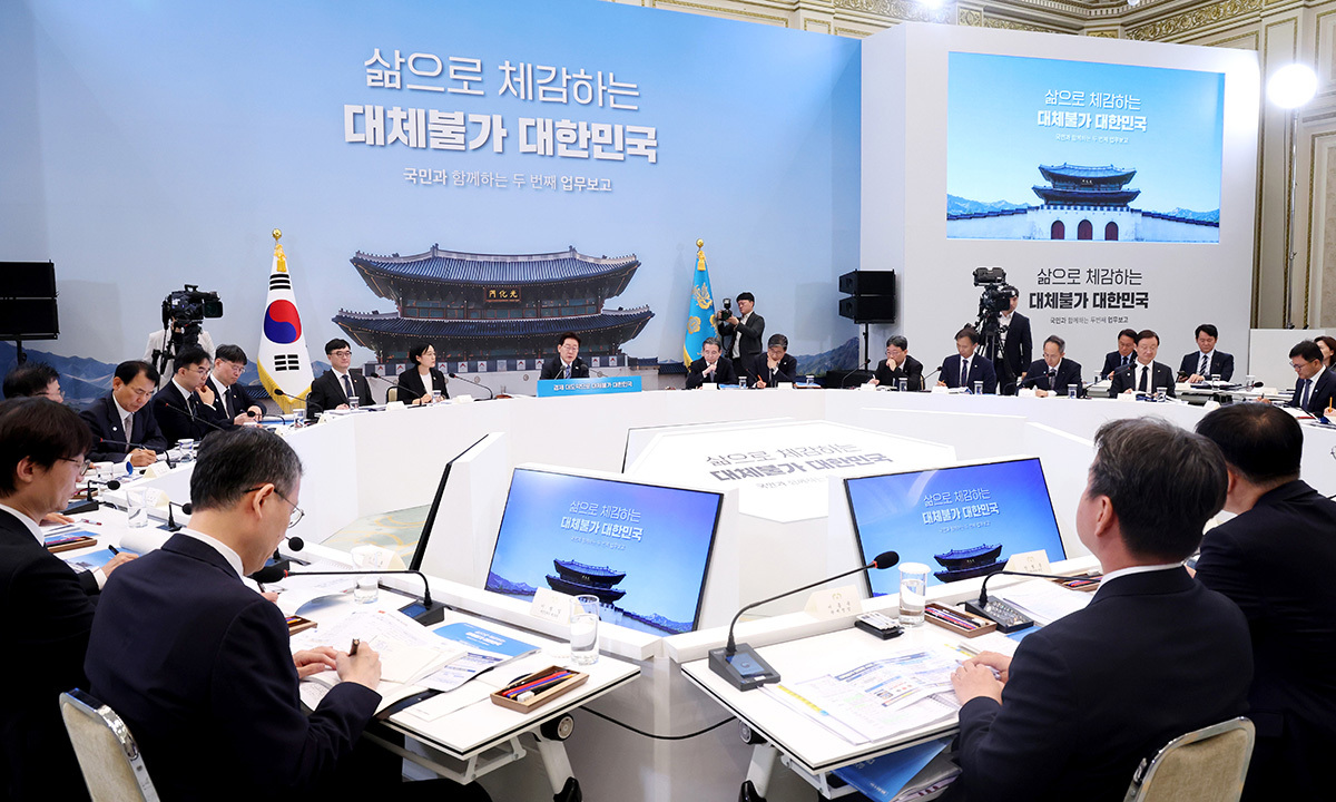 이재명 대통령이 15일 청와대 영빈관에서 열린 재정경제부, 국가데이터처, 금융위원회, 기획예산처 업무보고에서 발언하고 있다.