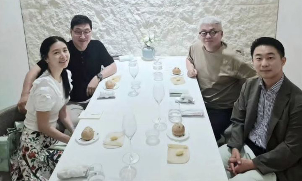 이영애, 남편과 지인 모임 포착…우아한 룩 눈길