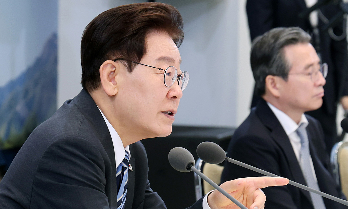 李대통령 "모든 공직자 들어야…옆자리에 젊은 이성 앉히지말라"