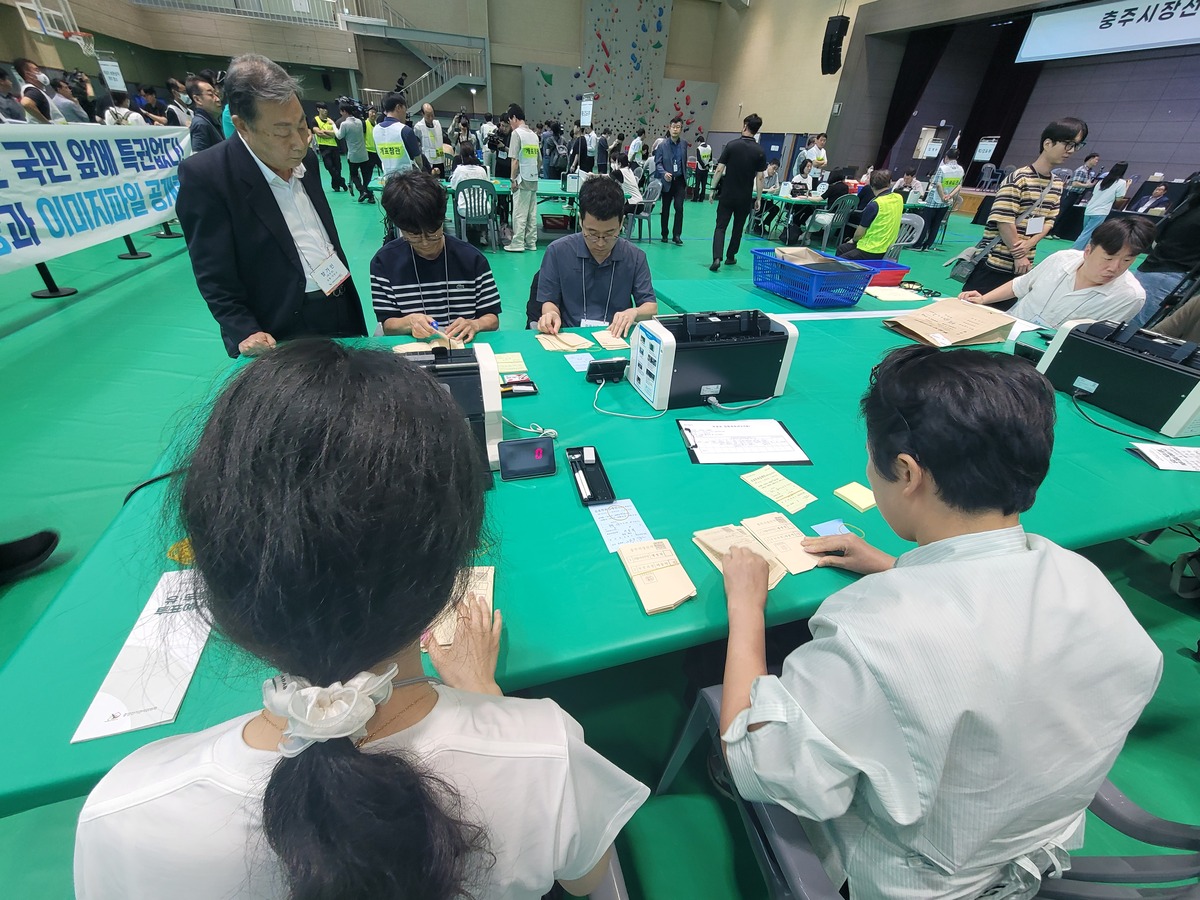 15일 충북 충주시장 선거 재검표 현장에서 사무원들이 직접 수개표로 검표하고 있다.