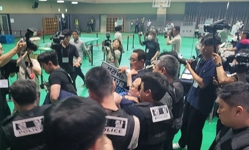 한국교통대학교 충주캠퍼스 체육관에서 15일 진행된 충주시장 선거 재검표에서 맹정섭 후보가 퇴거당하고 있다.