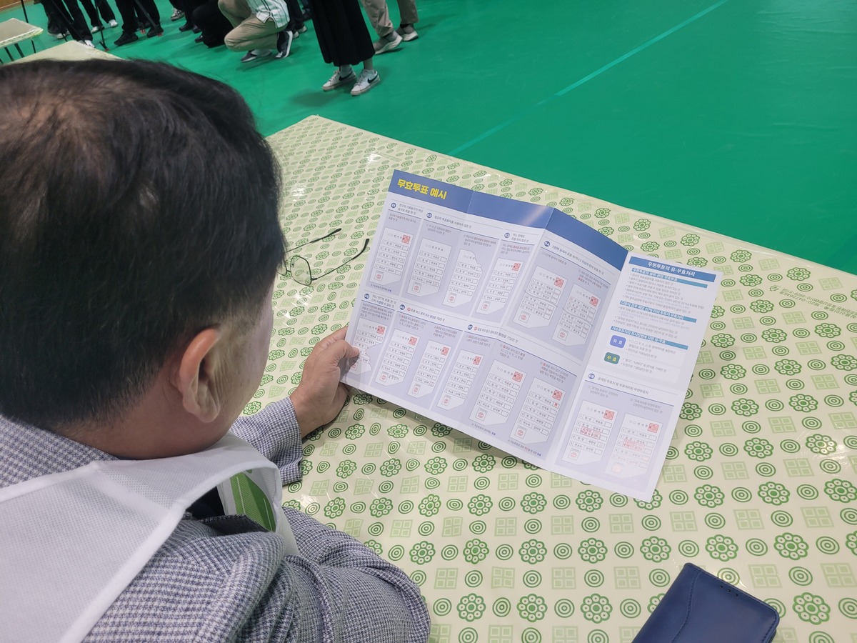 15일 한국교통대학교 충주캠퍼스 체육관에서 진행된 충주시장 선거 재검표에서 한 참관인이 선관위 설명을 듣고 있다.