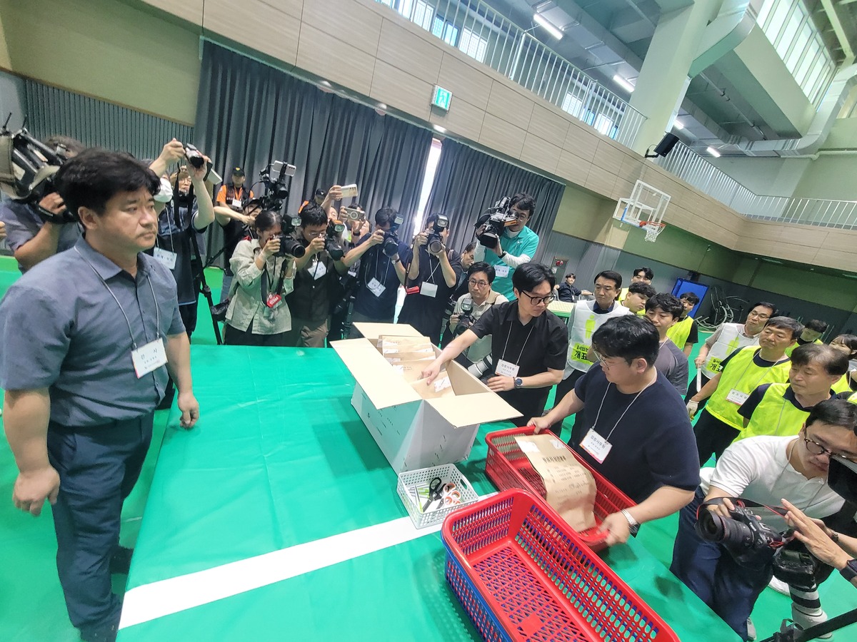 15일 한국교통대학교 충주캠퍼스 체육관에서 충주시장 선거 재검표가 시작되고 있다.