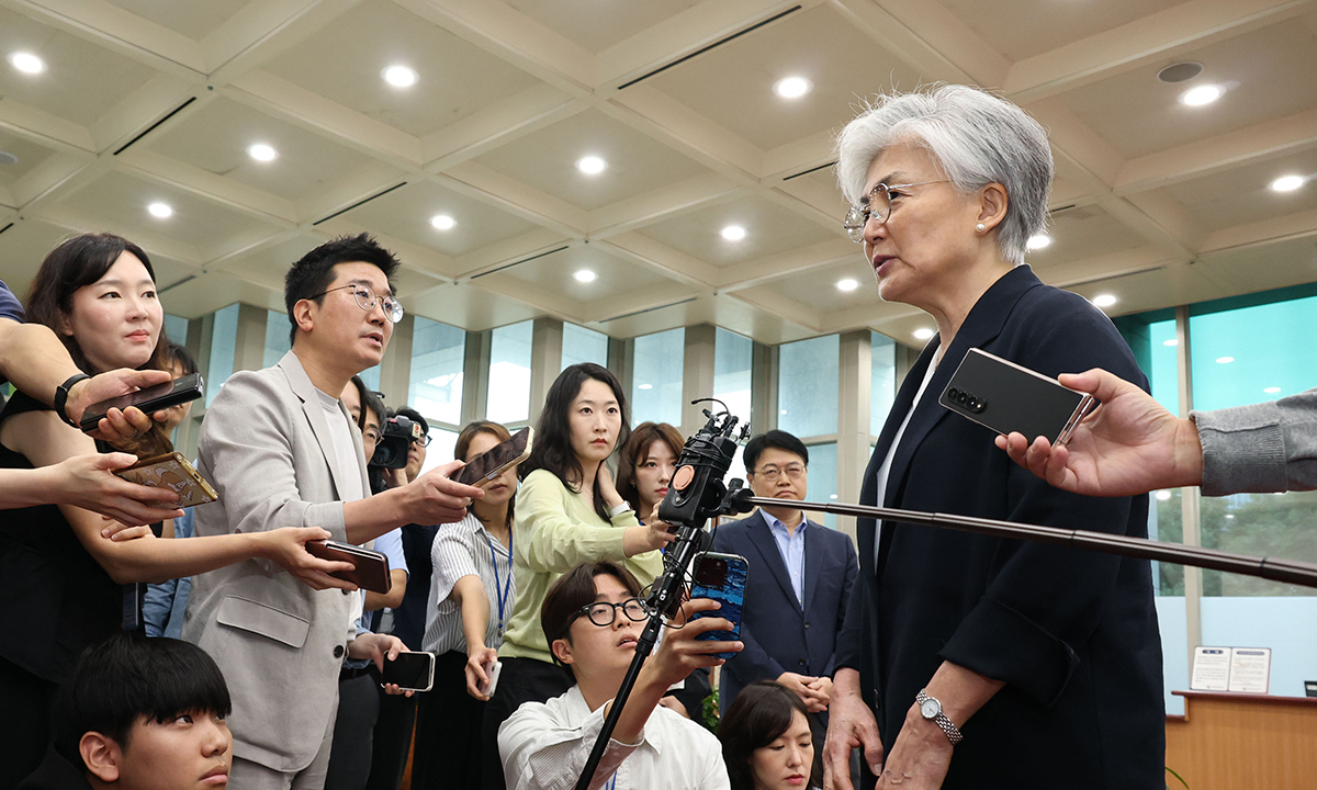이례적 귀국 강경화 “쿠팡 이슈 생각보다 훨씬 오래가”