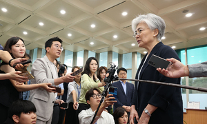 이례적 귀국 강경화 “쿠팡 이슈 생각보다 훨씬 오래가”