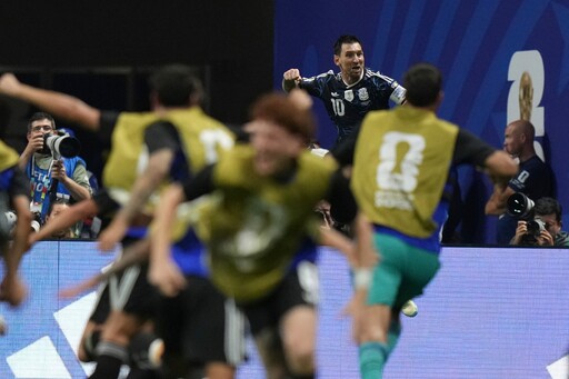 '메시 2도움' 아르헨티나, 잉글랜드에 2-1 역전승…결승서 스페인 상대