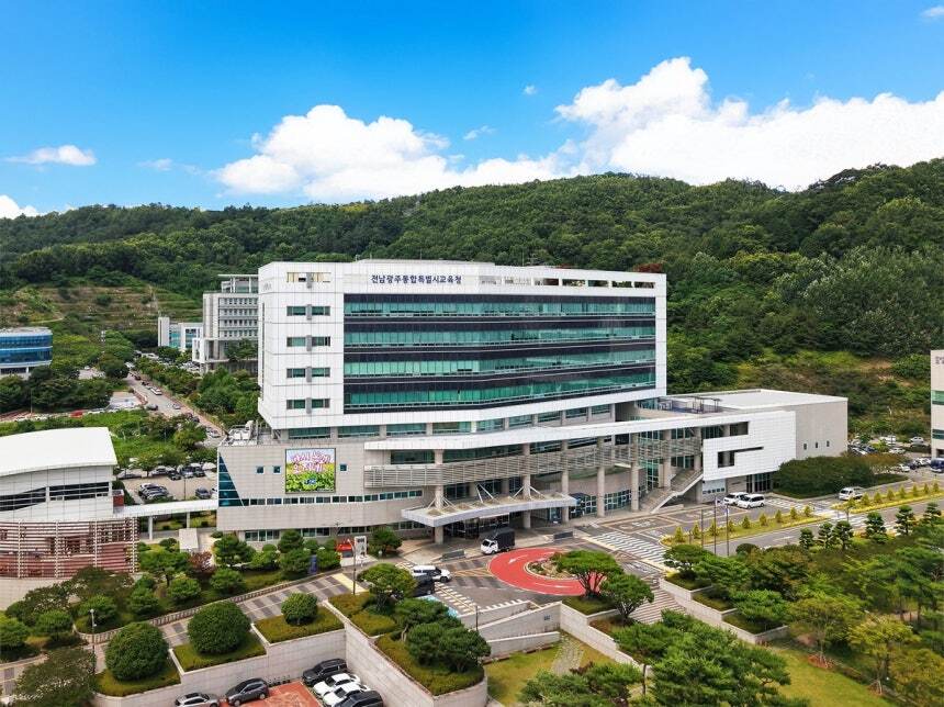 학교 노트북, 제습기까지 중고로 내다 팔았다…교직원 4명 적발