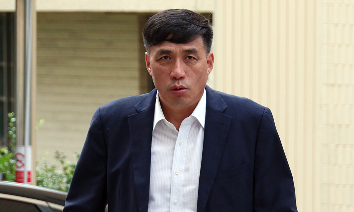 '군무이탈 의혹' 안규백장관 고발인 경찰출석…"병적자료 공개하라"