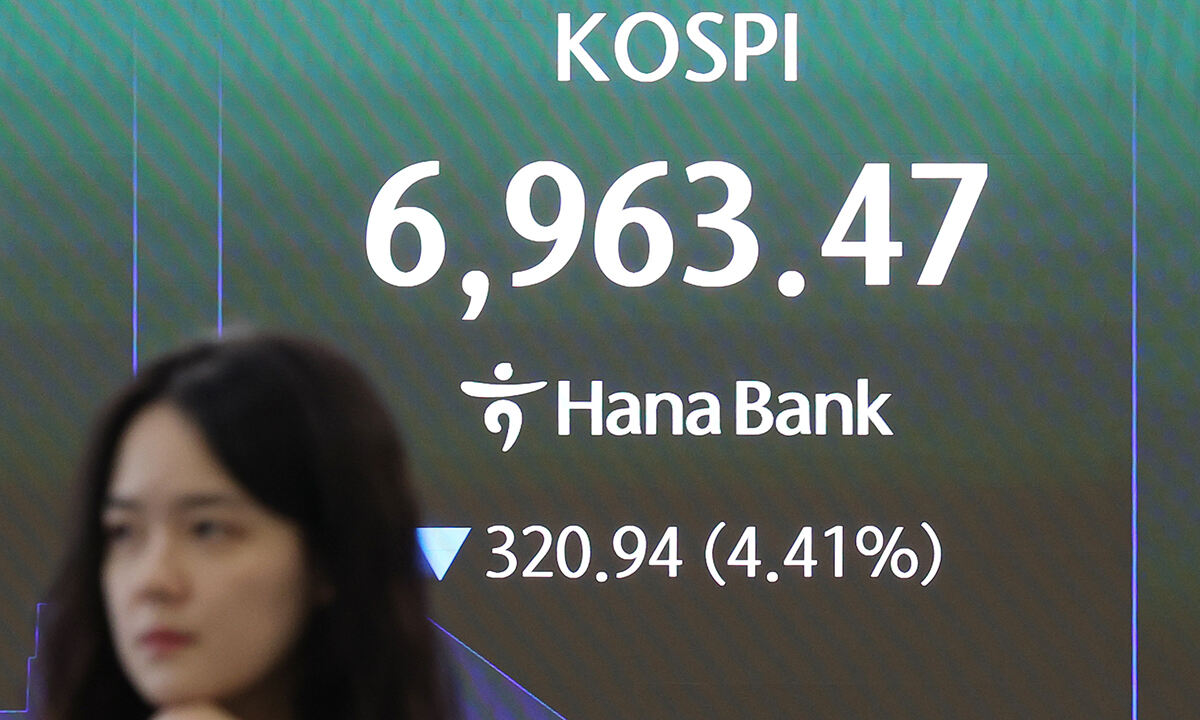16일 서울 중구 하나은행 딜링룸 현황판에 코스피가 표시되고 있다. 연합뉴스