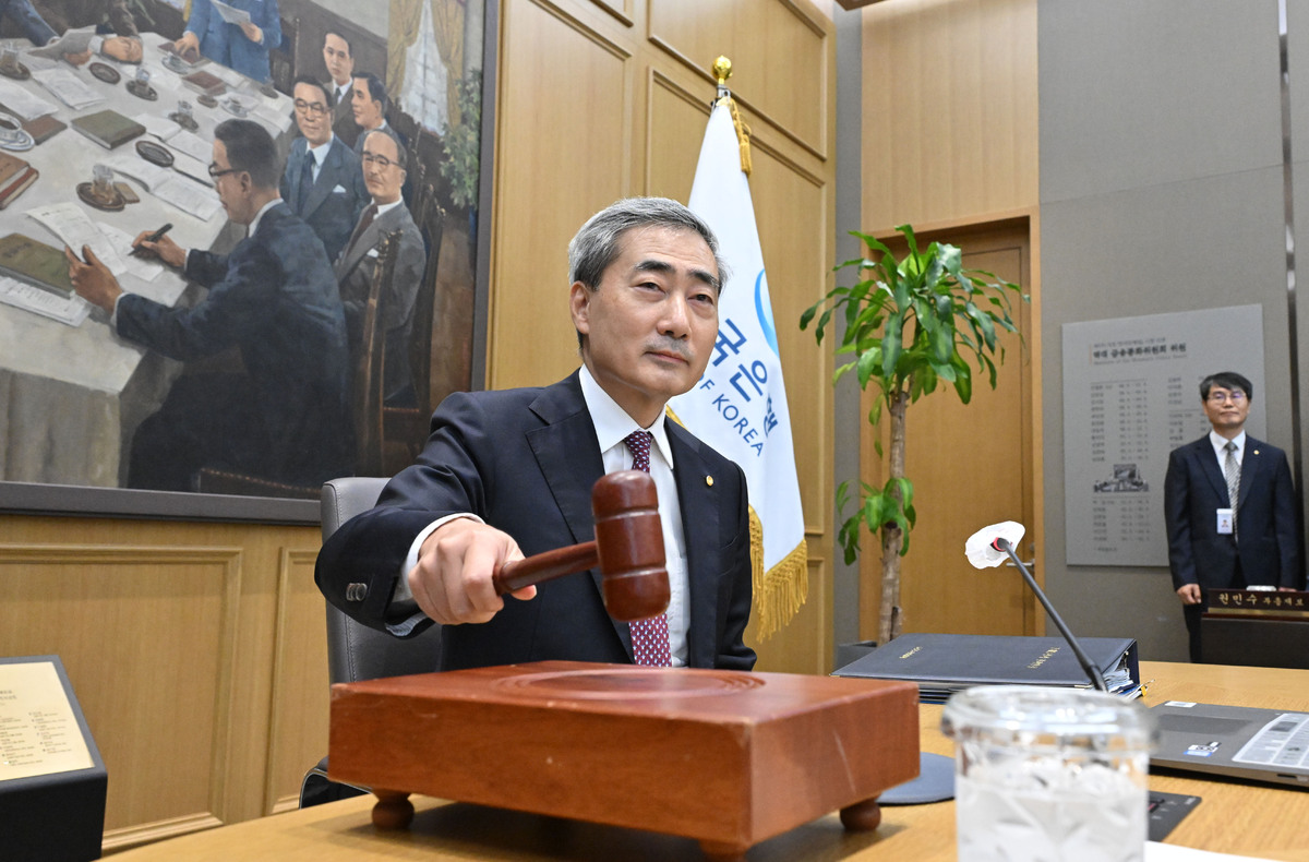 신현송 한국은행 총재가 16일 오전 서울 중구 한국은행에서 열린 금융통화위원회 본회의에 참석해 의사봉을 두드리고 있다.&nbsp; &nbsp;뉴스1