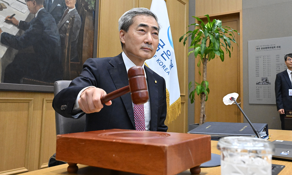 신현송 한국은행 총재가 16일 서울 중구 한국은행에서 열린 금융통화위원회 본회의에 참석해 의사봉을 두드리고 있다. 뉴스1