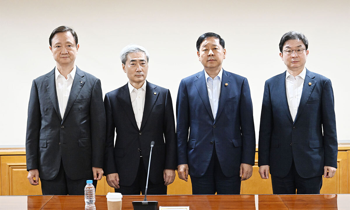 구윤철 부총리 겸 재정경제부 장관이 16일 서울 중구 은행연합회에서 열린 시장상황점검회의에서 기념촬영을 하고 있다. 왼쪽부터 이찬진 금융감독원장, 신현송 한국은행 총재, 구윤철 부총리, 이억원 금융위원장. 재정경제부 제공
