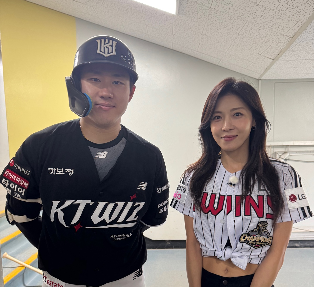 KT 부동의 리드오프 최원준, 배우 하지원의 시구를 피할 수 있었음에도 일부러 맞은 사연은? “어릴 적부터 열렬한 팬이었습니다”