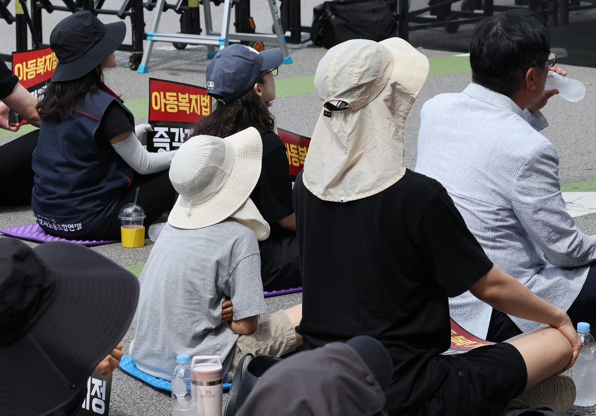 전국교사일동 소속 회원들이 서이초등학교 교사 순직 3주기를 하루 앞둔 17일 서울 종로구 정부서울청사 인근에서 교권보장을 위한 아동복지법 즉각 개정을 요구하는 집회를 하고 있다. 집회에는 아이와 함께 온 교사들이 많았다.