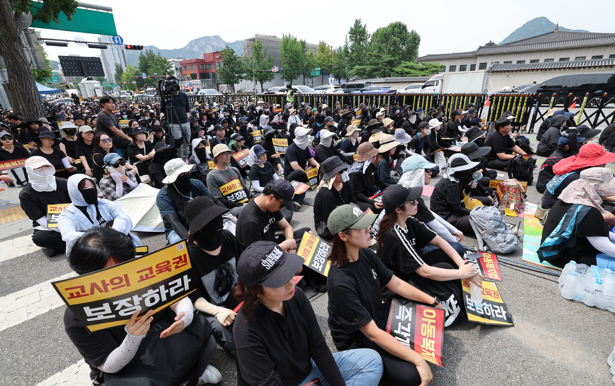 전국교사일동 소속 회원들이 서이초등학교 교사 순직 3주기를 하루 앞둔 17일 서울 종로구 정부서울청사 인근에서 교권보장을 위한 아동복지법 즉각 개정을 요구하는 집회를 하고 있다.