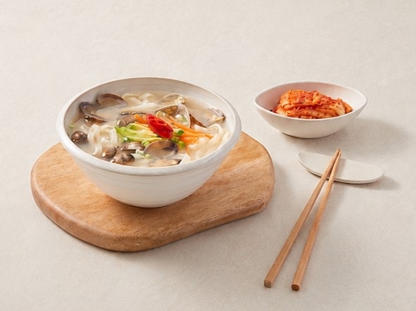 비 오는 날 생각나는 칼국수·전…식품업계, 장마철 간편식 공략