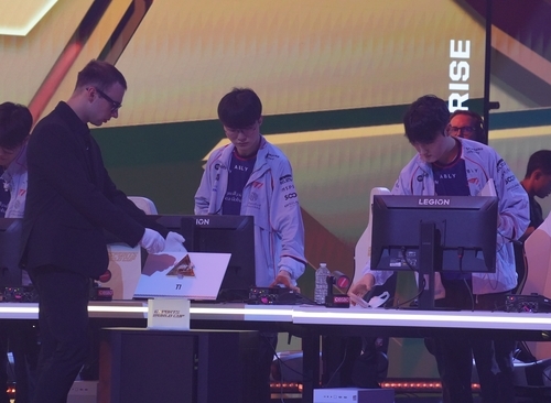 T1, EWC 4강서 프랑스 카르민코프에 1:2 충격패