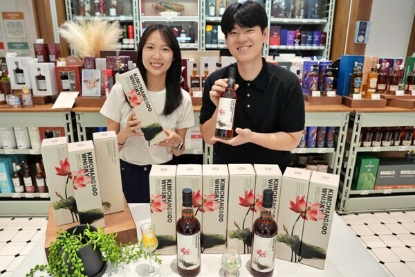“호텔방에 1200만원 침대, 위스키는 딱 288병”…유통가 이색 승부