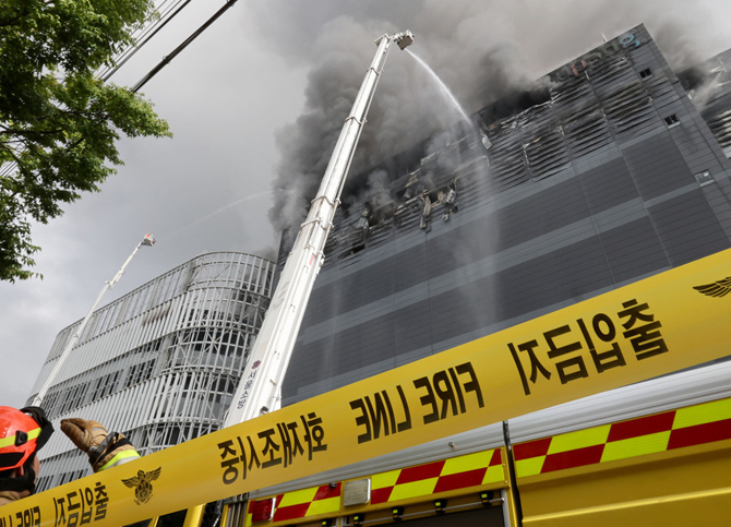 인천 쿠팡물류센터 불 24시간 넘게 이어져…가연물 타며 내부 진입조차 어려워