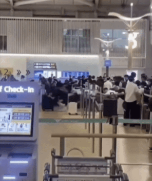 공항 출국장에서 中 승객 ‘집단 새치기’…인천공항 “2단 차단봉 등 대책 마련”