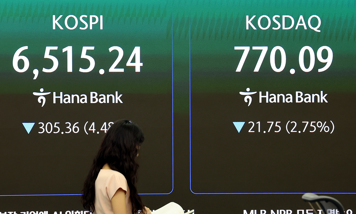 20일 오전 서울 중구 하나은행 본점 딜링룸 전광판에 코스피가 표시되고 있다. 뉴시스
