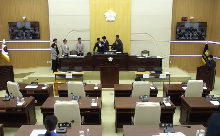 몸싸움 끝 의장단 선출… 동구의회 민주당 단독 개원