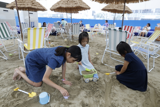 광화문광장에 모래사장… ‘서울썸머비치’ 개장