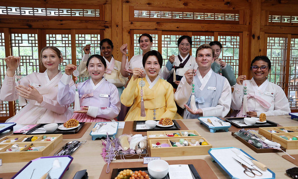 김혜경 여사, 외국인과 韓 전통공예 체험
