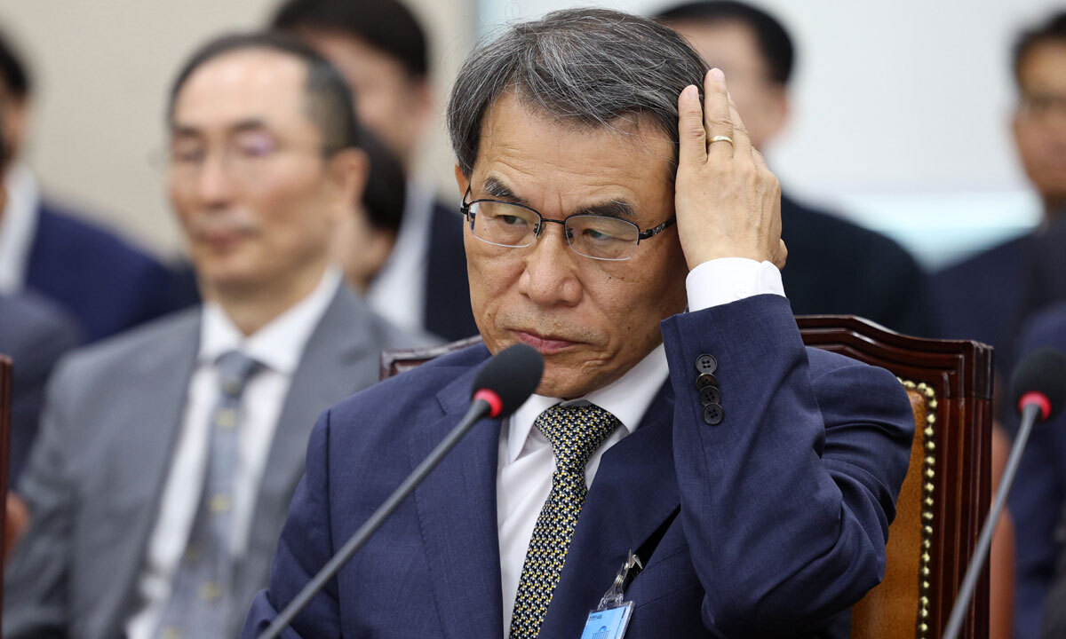 노태악 전 중앙선관위원장이 14일 서울 여의도 국회에서 열린 투표용지 부족사태 등 국민 참정권 침해 진상규명 및 선거관리 개혁을 위한 국정조사특별위원회 제1차 청문회에서 머리를 만지고 있다. 뉴시스