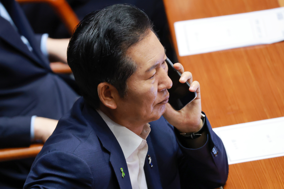 “또 죽을 뻔” 정청래 탄 차량, 습격당해 파손…용의자 추적