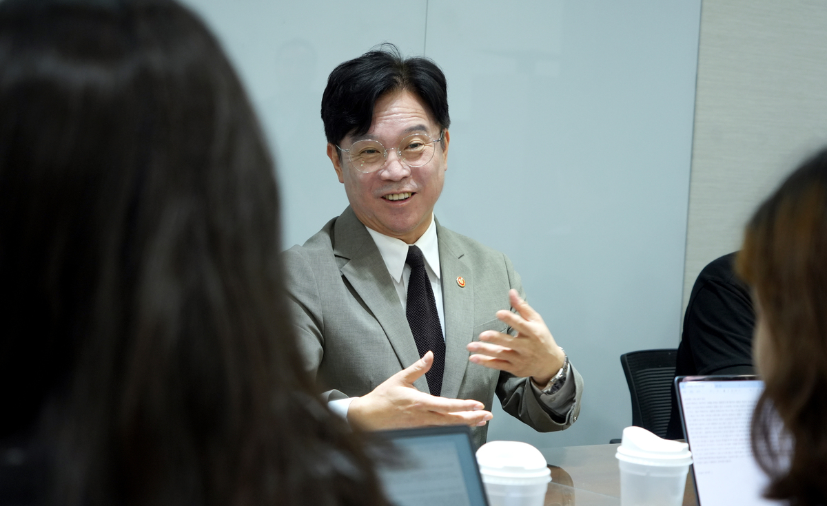 노동부, 노란봉투법 쟁의 기준 정립한다…김영훈 “현장 설명 등 대통령 지시 이행”