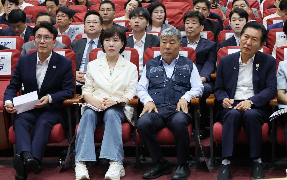 與 전대 ‘유시민·신천지’ 얼룩… 진흙탕 싸움 치닫는 당권경쟁