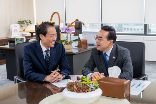 우상호 강원도지사, 박홍근 기획예산처 장관 만나 "국비 지원" 당부