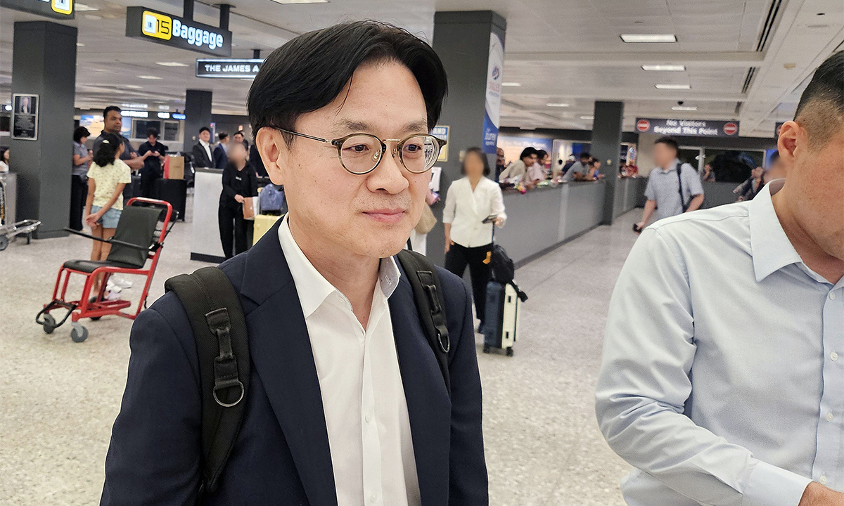 미국의 무역법 301조 관세 부과를 앞두고 방미 길에 오른 김정관 산업통상부 장관이 22일(현지시간) 워싱턴 DC 인근 덜레스 공항으로 입국하고 있다. 연합뉴스