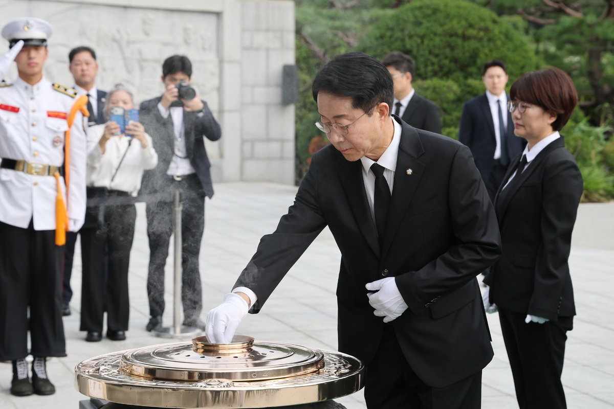 원구성 마친 국회의장·원내대표, 현충원 참배… “국민과 미래 열겠다”