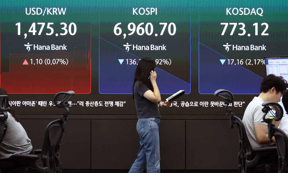 코스피가 전날 대비 96.11포인트(1.35%) 하락한 7000.78로 출발한 24일 서울 하나은행 딜링룸에서 딜러들이 업무를 보고 있다. 코스닥은 전 거래일보다 12.78포인트(1.62%) 내린 777.50으로 거래를 시작했다. 뉴시스
