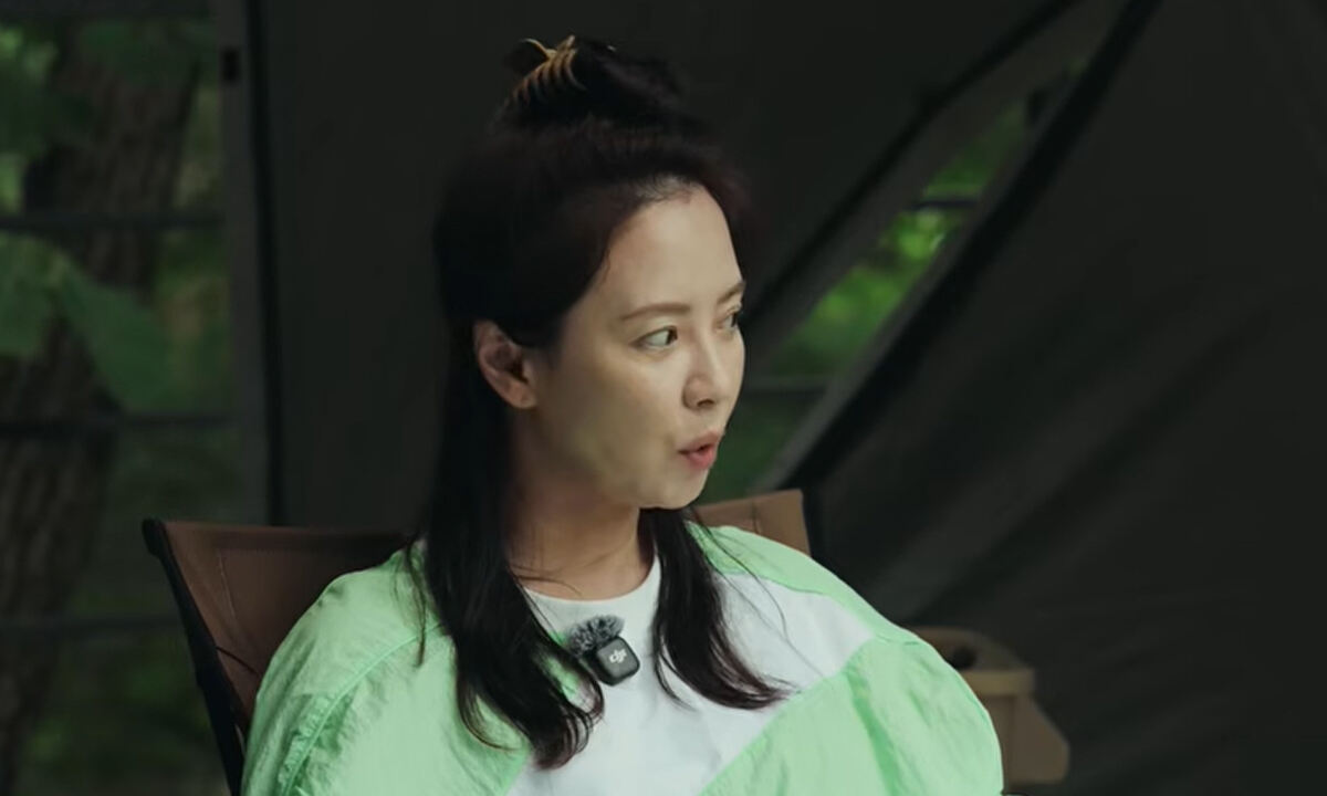 배우 송지효가 한여름 캠핑을 즐기던 중 다시 한번 집게 핀 헤어스타일을 선보이며 소탈한 매력을 드러냈다. 앞서 스타일링 스태프들로부터 집게 핀 사용을 자제해 달라는 부탁을 받았음에도 변함없는 그의 선택은 관심을 모으고 있다. 송지효
