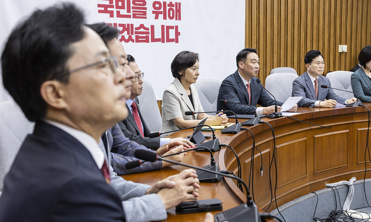 상임위 배정 항의 중 '멱살' 권영진 사과…정점식 회의 불참