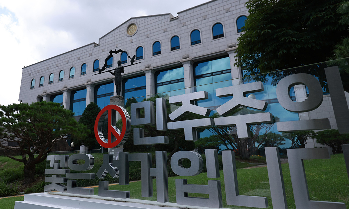6.3 지방선거 '투표율 조작' 의혹을 수사하는 검경 합동수사본부가 선관위에 대해 이틀째 압수수색을 진행하고 있다. 사진은 24일 경기 과천시 중앙선거관리위원회 청사.