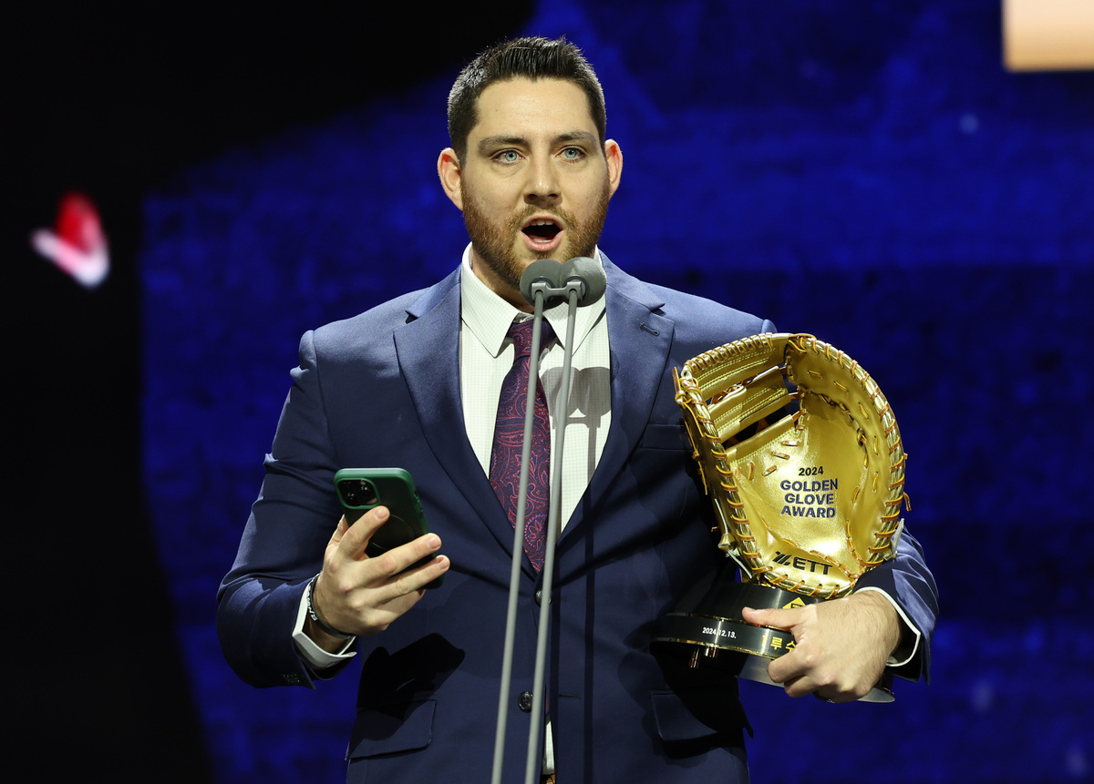 2024 KBO 골든글러브를 품에 안은 뒤 팀 동료들과 팬들에게 공을 돌렸다. 뉴시스
