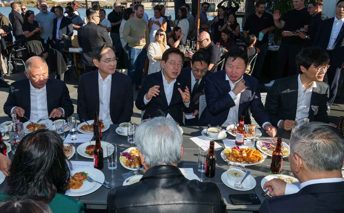 오른쪽엔 이재용, 왼쪽은 최태원…샌프란 수놓은 李 대통령 만찬