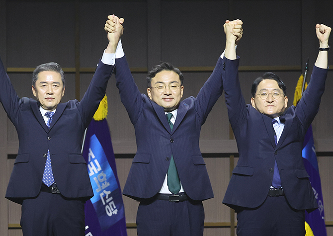 조국혁신당 새 대표에 신장식…최고위원 차규근·황현선