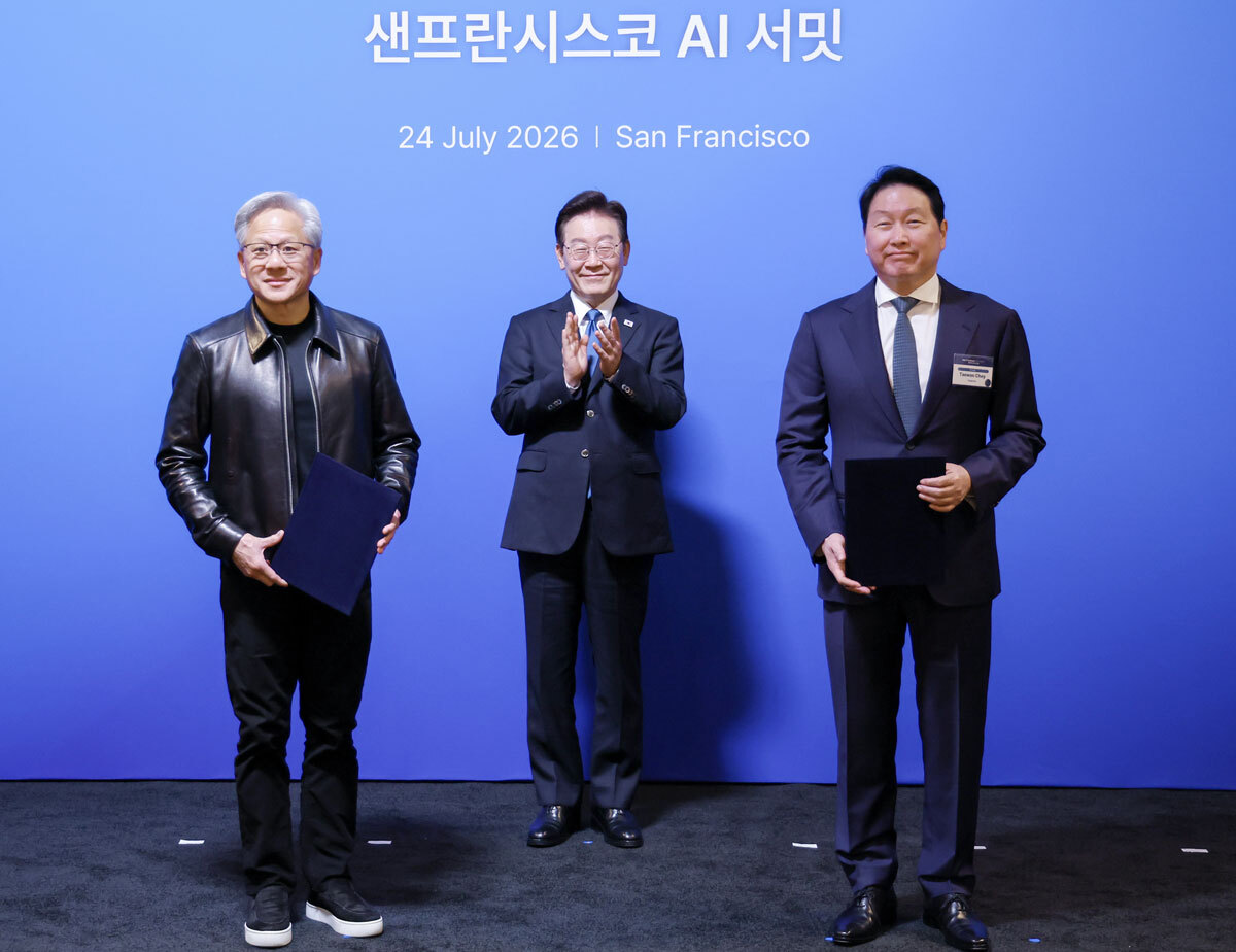 최태원 SK 회장과 젠슨 황 엔비디아 최고경영자가 24일(현지시간) 이재명 대통령이 임석한 가운데 미국 샌프란시스코 더 미드웨이에서 열린 AI 서밋에서 SK하이닉스, SKT와 엔비디아의 전략적 AI 팩토리 및 반도체 협력 MOU를 체결한 뒤 기념촬영을 하고 있다. 연합뉴스